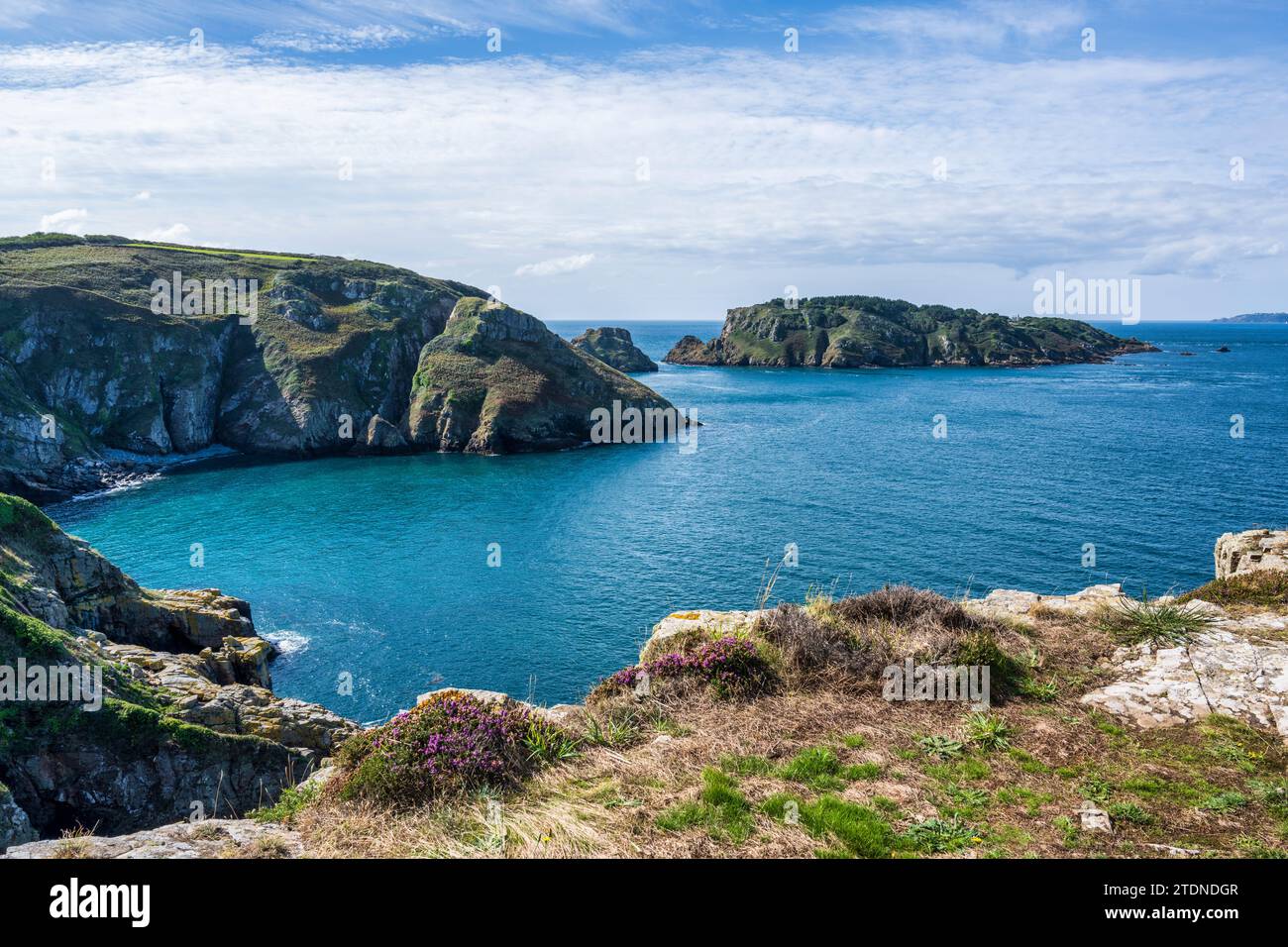 Port a la Jument Bay, con la piccola isola di Brecqhou in lontananza, sulla costa occidentale di Sark, Bailiwick di Guernsey, Isole del Canale Foto Stock