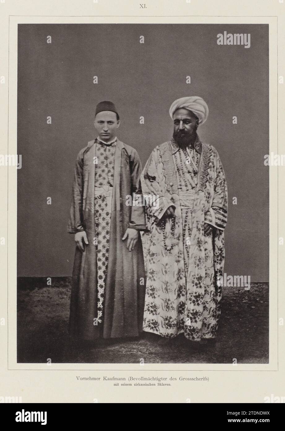 Ritratto di un mercante (rappresentante autorizzato del grande Sherif della Mecca) e di un ragazzo circasso di schiavi, alla Mecca, nel 1886 o dopo - nel o prima del 1888 collotipo di carta della Mecca collotipo di carta della Mecca Foto Stock