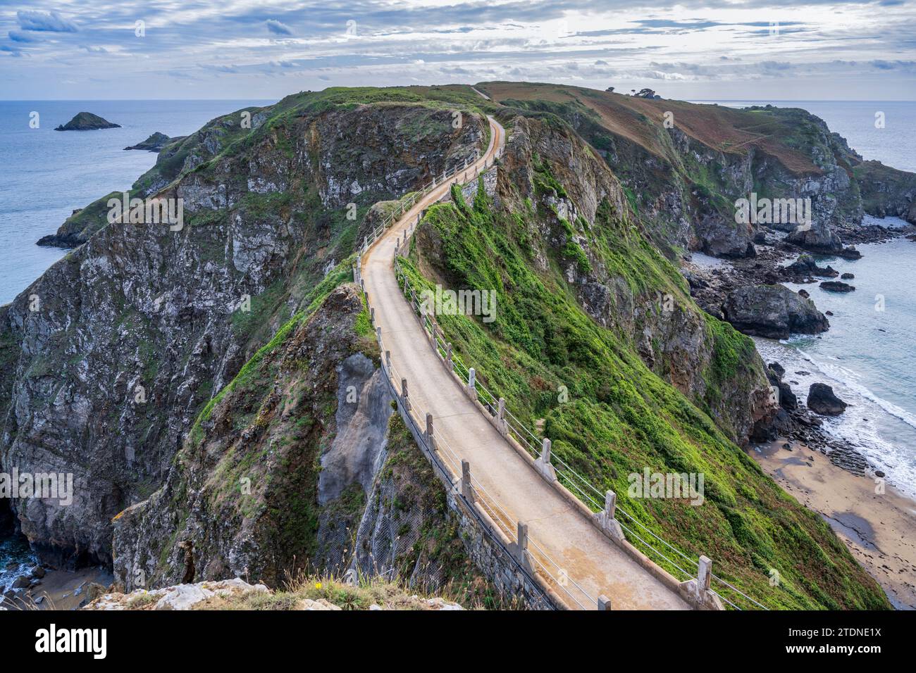 La Coupée, uno stretto istmo che collega Big Sark con Little Sark, Bailiwick di Guernsey, Isole del Canale Foto Stock