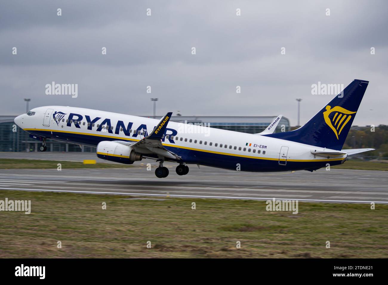 Il Boeing 737-800 della compagnia aerea low-cost irlandese Ryanair decolla da Leopoli Foto Stock