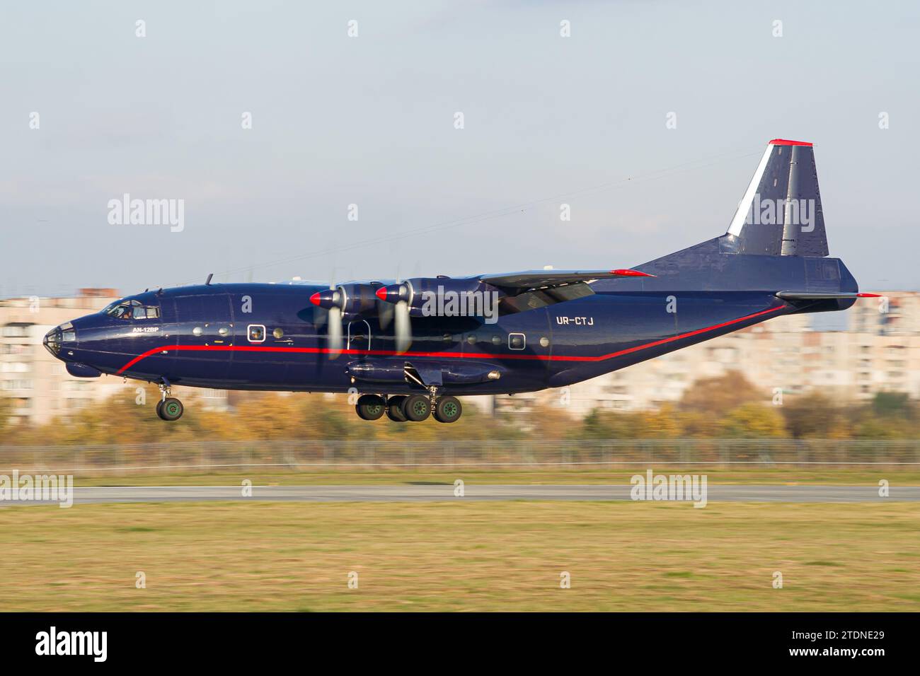 Meridian Aviation Antonov An-12BK della compagnia aerea Ucraina atterra a Leopoli Foto Stock