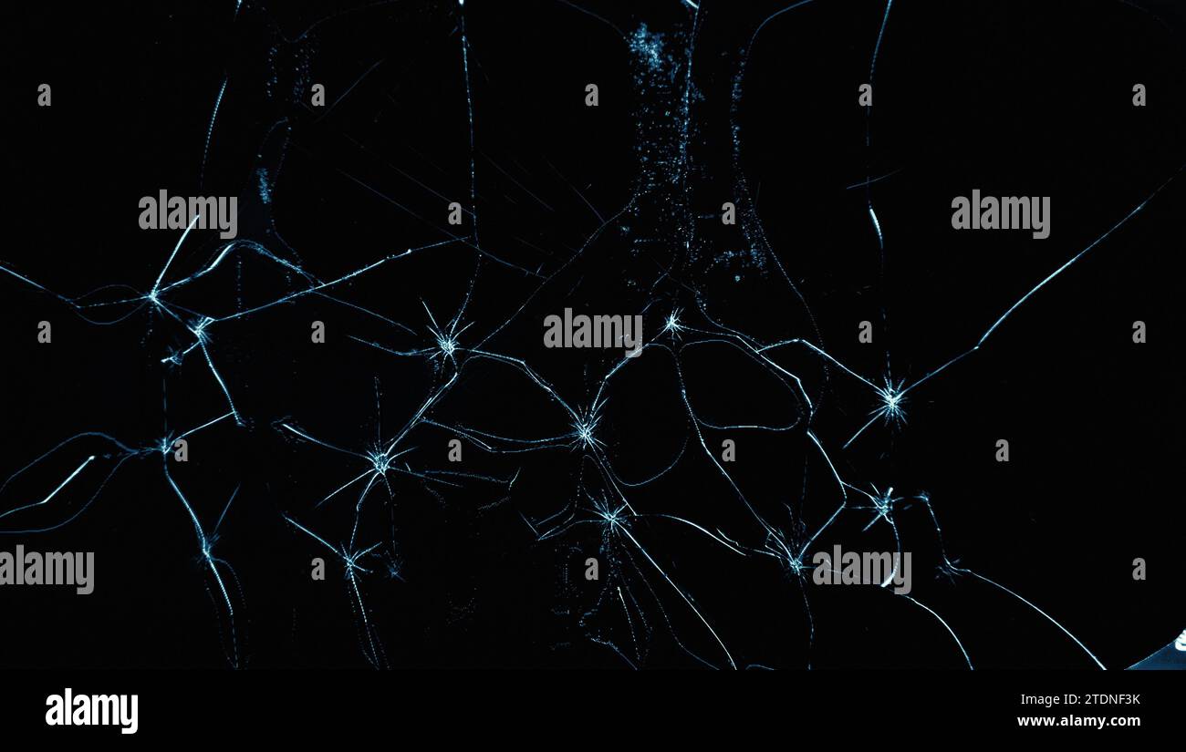 Rotto lo schermo dello smartphone su sfondo bianco. Messa a fuoco selettiva. Foto Stock