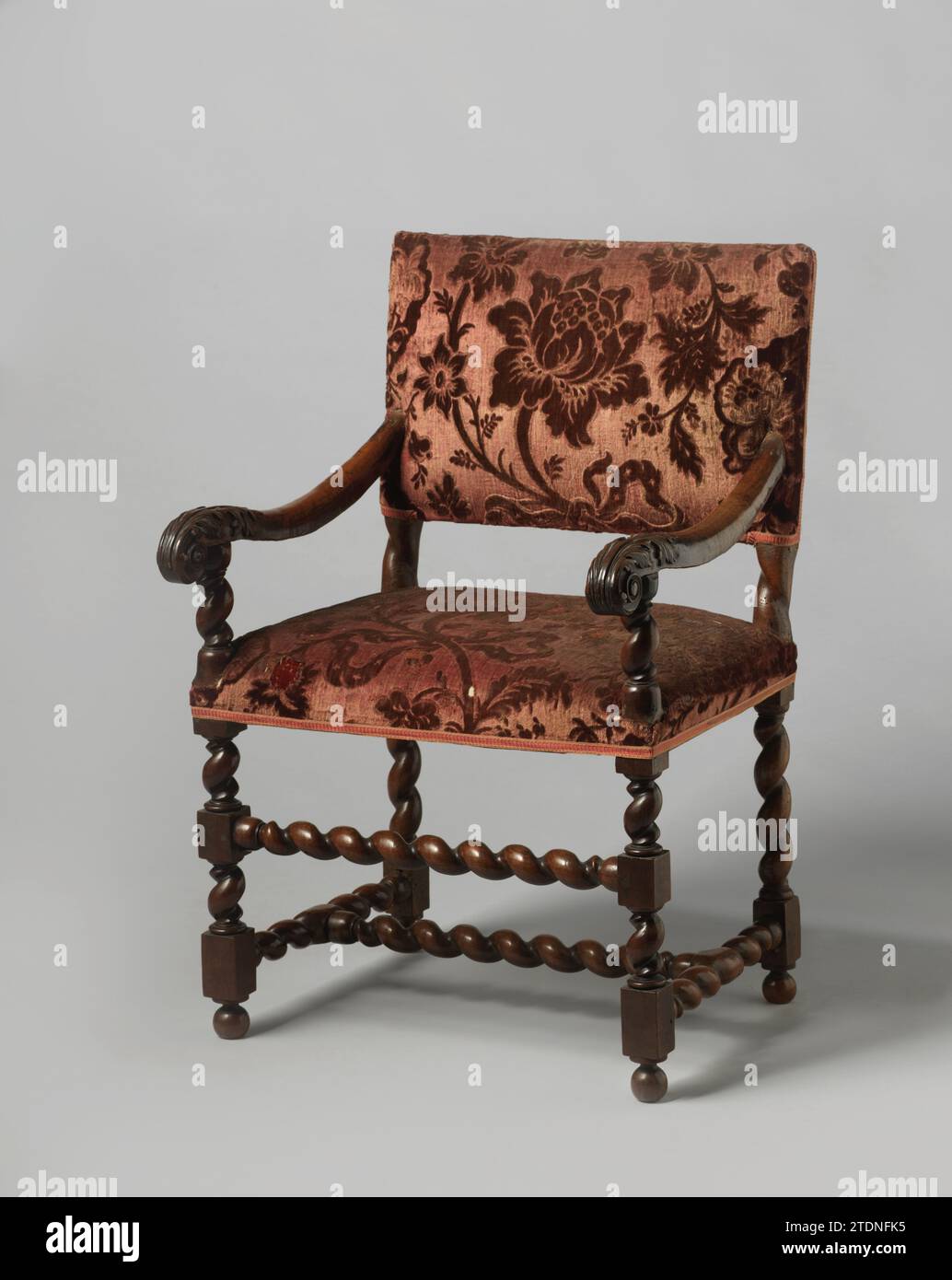 Poltrona nuthout, anonima, c. 1700 - c. 1800 l'arredamento è coperto e poggiato su gambe svasate, anch'esse collegate da una croce a forma di h e da uno sport frontale centrale. I braccioli sono completamente e finiscono in una voluta decorata con foglie di acanto. Le stelle del bracciolo sono state scagliate. La parte posteriore rettangolare bassa si trova su montanti con un pendolo sham. La tappezzeria di Fraiserood Velours d'Uools mostra motivi di girasole. Legno dei Paesi Bassi settentrionali (materiale vegetale). noce (legno duro). velluto (tessuto) i mobili sono coperti e appoggiati su gambe svasate, anch'esse collegate da una croce a forma di h e da una parte anteriore centrale Foto Stock