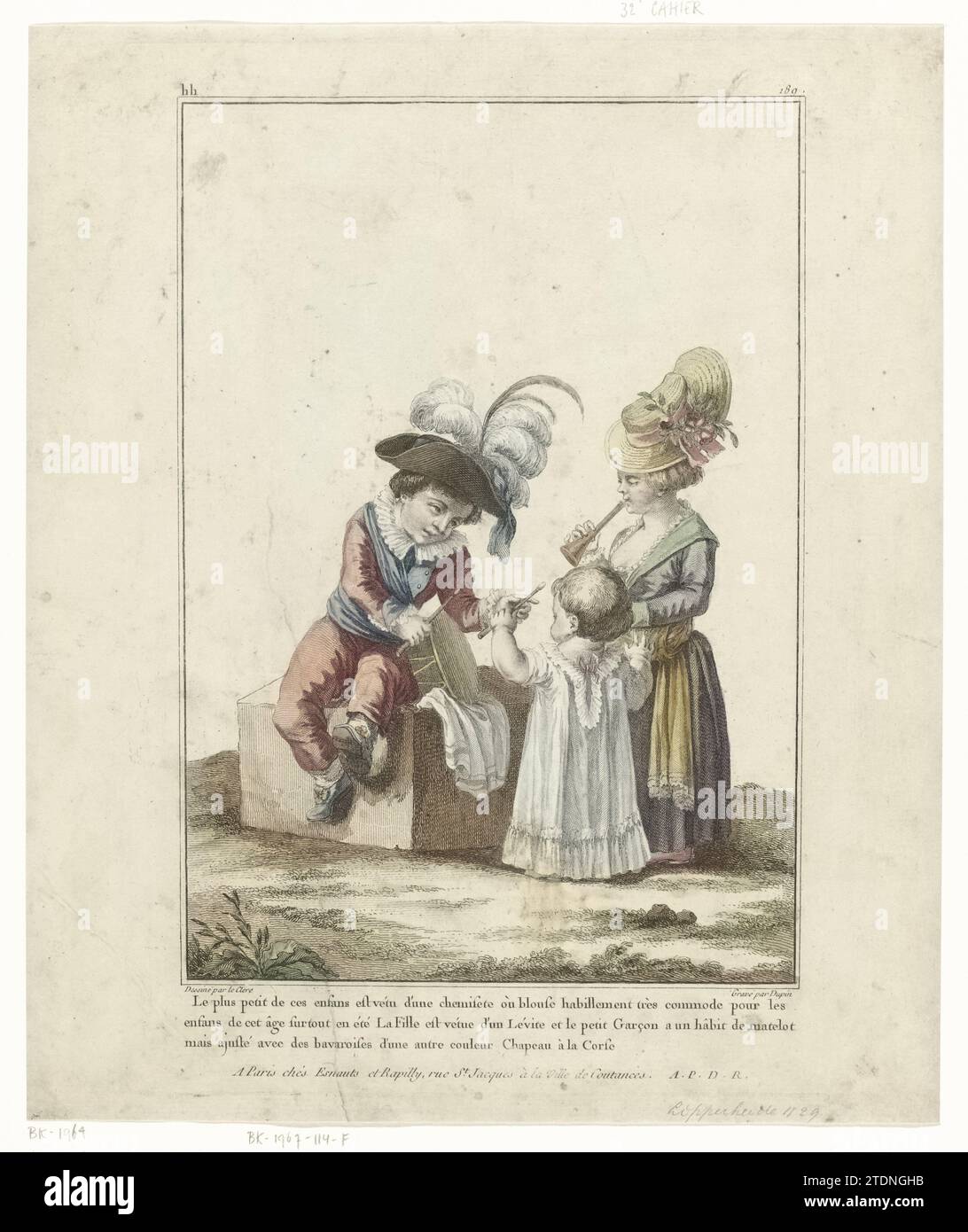 Gallerie di modi e costumi francesi ... Il più piccolo di questi bambini ..., Nicolas Dupin, dopo le Clerc, 1780 incisione, colorata, uno dei nove pezzi della rivista di moda: gallerie des Modes et Costumes French. Vediamo tre bambini come musicisti in un cerchio vicino a una scatola, che suonano con una batteria, un corno e delle bacchette di batteria. Sopra la L.H.H. e la r.189. Didascalia: "Le Plus petit de ces enfans est vêtu d'une chemisette où blusa ........ '. Firma. Dessine par le Clerc. Stamperia Gravé Par Dupui: FranceParis paper. cartone. Incisione a inchiostro, colorata, una di una serie di nove pezzi Foto Stock