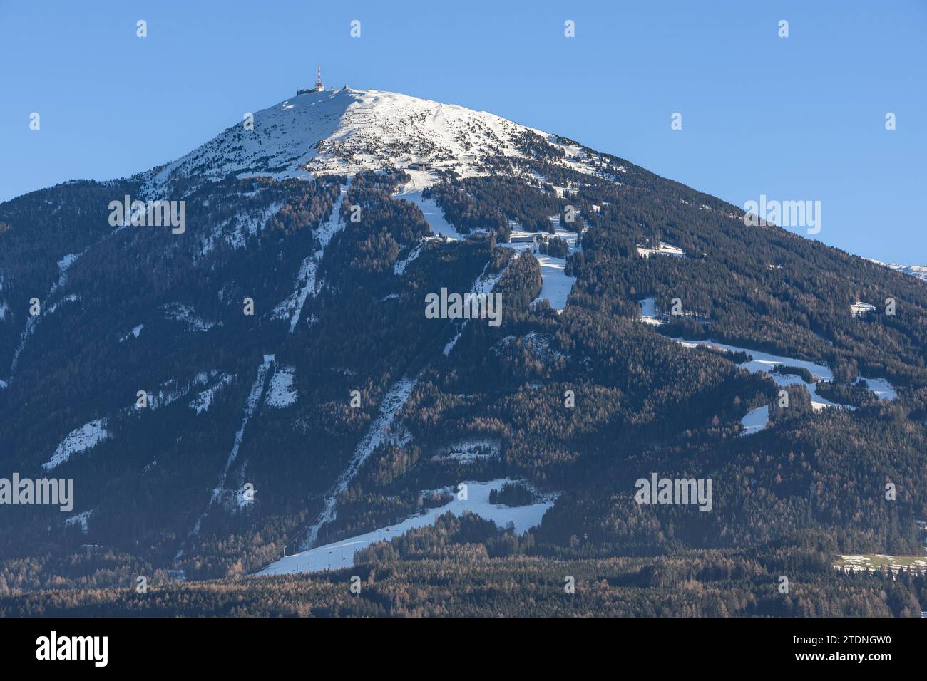 18.12.2023 / Gipfel Patscherkofel mit Sendeanlage im Winter, Tirolo, Österreich / Bergstation, Mittelstation Patscherkofelbahn / Skiabfahrt, Skigebiet in Österreich *** 18 12 2023 Summit Patscherkofel con trasmettitore in inverno, Tirolo, Austria stazione a monte, stazione centrale Patscherkofelbahn ski run, stazione sciistica in Austria Foto Stock