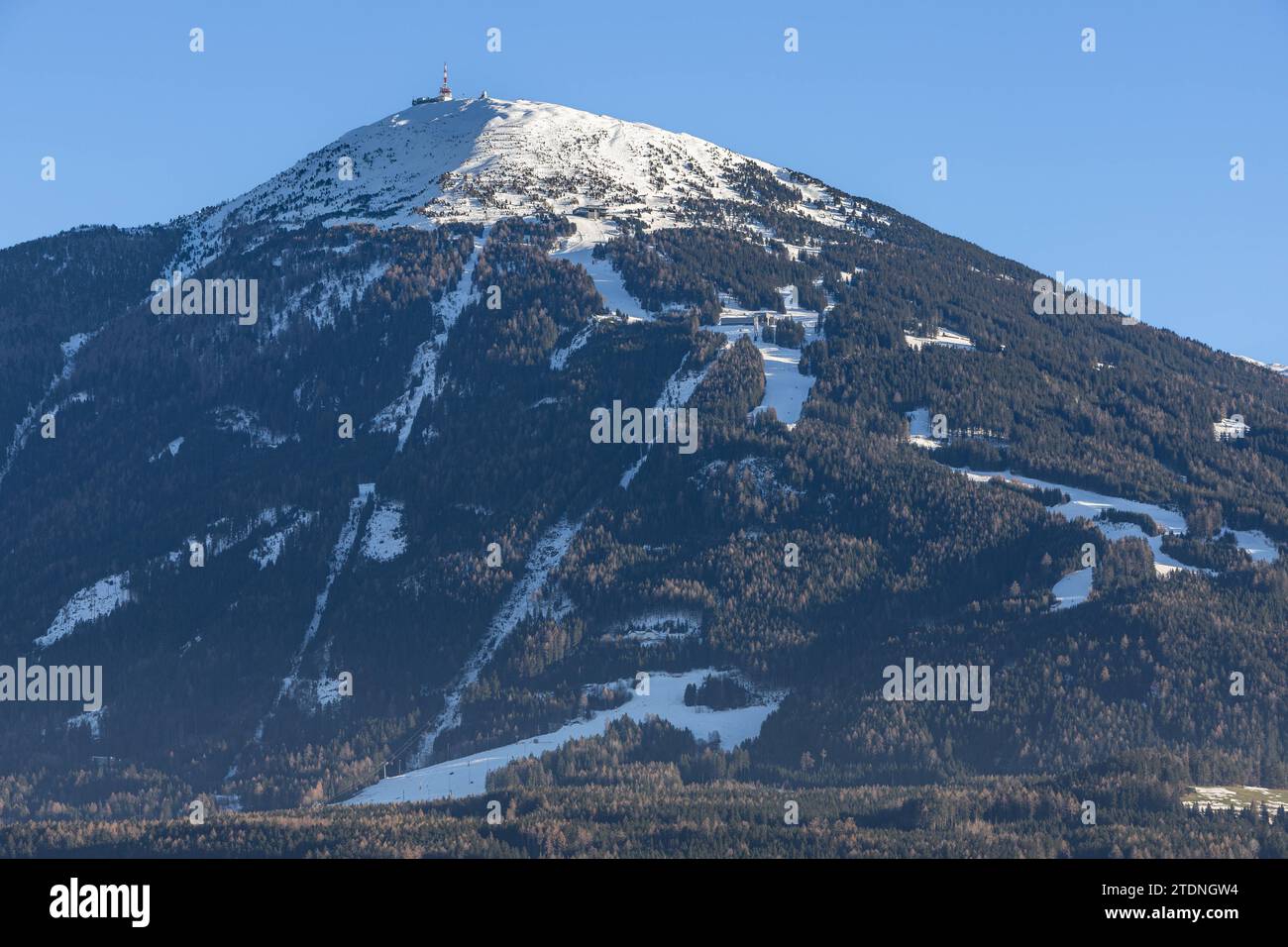 18.12.2023 / Gipfel Patscherkofel mit Sendeanlage im Winter, Tirolo, Österreich / Bergstation, Mittelstation Patscherkofelbahn / Skiabfahrt, Skigebiet in Österreich *** 18 12 2023 Summit Patscherkofel con trasmettitore in inverno, Tirolo, Austria stazione a monte, stazione centrale Patscherkofelbahn ski run, stazione sciistica in Austria Foto Stock