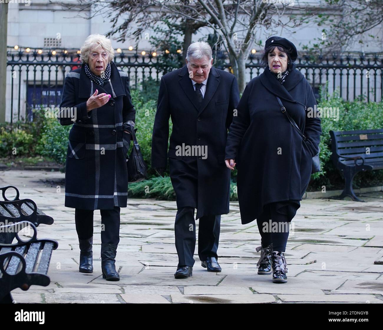 L'attore Vince Earl partecipa al funerale dell'ex attore Dean Sullivan a Liverpool Parish Church (nostra Signora e San Nicola). Noto per aver interpretato Jimmy Corkhill nella soap opera di Mersey, l'attore e regista Liverpudlian morì all'età di 68 anni a seguito di una "breve malattia". Data immagine: Martedì 19 dicembre 2023. Foto Stock