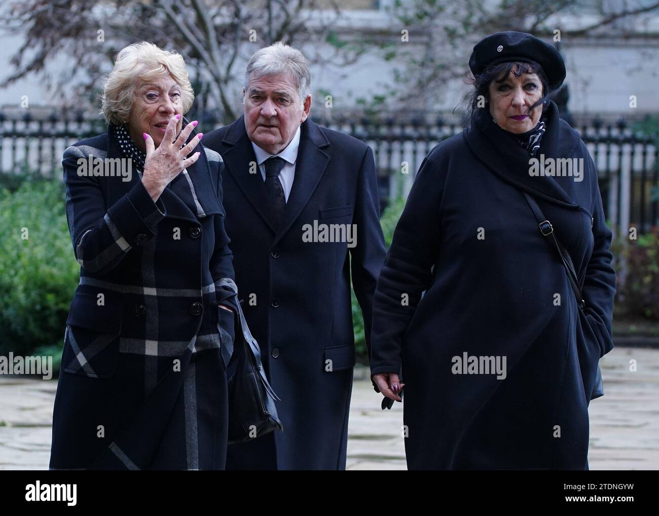 L'attore Vince Earl partecipa al funerale dell'ex attore Dean Sullivan a Liverpool Parish Church (nostra Signora e San Nicola). Noto per aver interpretato Jimmy Corkhill nella soap opera di Mersey, l'attore e regista Liverpudlian morì all'età di 68 anni a seguito di una "breve malattia". Data immagine: Martedì 19 dicembre 2023. Foto Stock