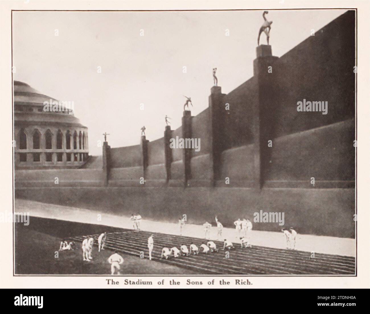 The Stadium of the Sons of the Rich Metropolis è un film muto di fantascienza espressionista tedesco del 1927 diretto da Fritz Lang e scritto da Thea von Harbou in collaborazione con Lang tratto dall'omonimo romanzo del 1925 di von Harbou (che è stato intenzionalmente scritto come trattamento). Il film è interpretato da Gustav Fröhlich, Alfred Abel, Rudolf Klein-Rogge e Brigitte Helm. Erich Pommer lo ha prodotto nei Babelsberg Studios per Universum Film A.G. (UFA). Il film muto è considerato un pionieristico film di fantascienza, essendo tra i primi lungometraggi di quel genere. Le riprese si sono svolte su 17 mont Foto Stock