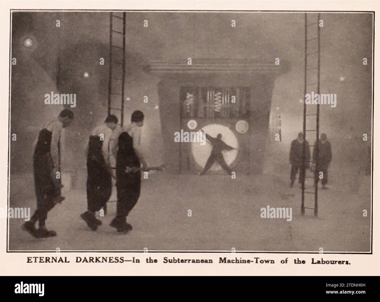 Eternal Darkness in the Subterranean Machine-Townof the Labourers Metropolis è un film muto di fantascienza espressionista tedesco del 1927 diretto da Fritz Lang e scritto da Thea von Harbou in collaborazione con Lang tratto dall'omonimo romanzo di von Harbou del 1925 (che è stato intenzionalmente scritto come trattamento). Il film è interpretato da Gustav Fröhlich, Alfred Abel, Rudolf Klein-Rogge e Brigitte Helm. Erich Pommer lo ha prodotto nei Babelsberg Studios per Universum Film A.G. (UFA). Il film muto è considerato un pionieristico film di fantascienza, essendo tra i primi lungometraggi di quel genere. F Foto Stock