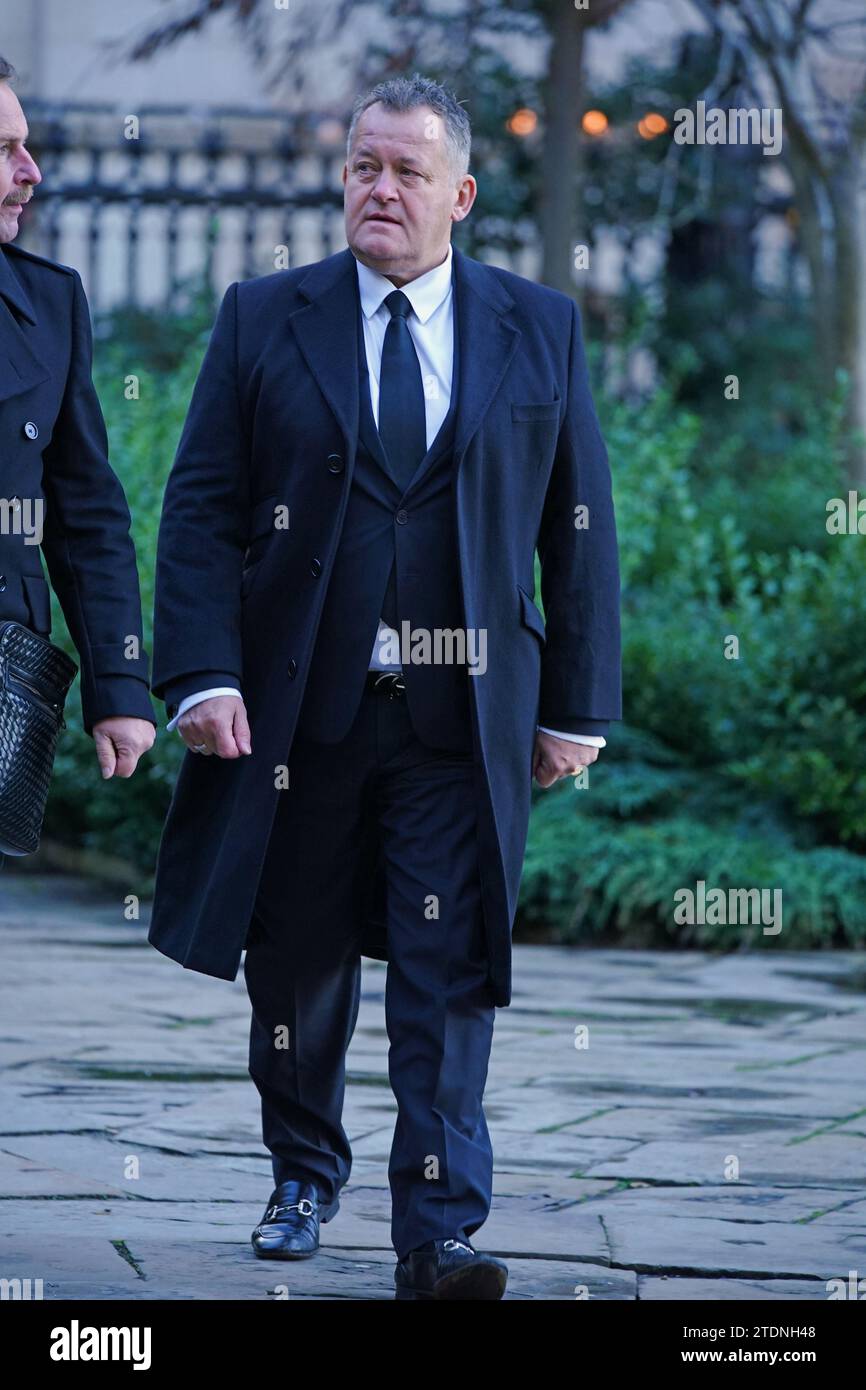 L'ex maggiordomo Paul Burrell assiste al funerale dell'ex attore Dean Sullivan alla Liverpool Parish Church (nostra Signora e San Nicola). Noto per aver interpretato Jimmy Corkhill nella soap opera di Mersey, l'attore e regista Liverpudlian morì all'età di 68 anni a seguito di una "breve malattia". Data immagine: Martedì 19 dicembre 2023. Foto Stock