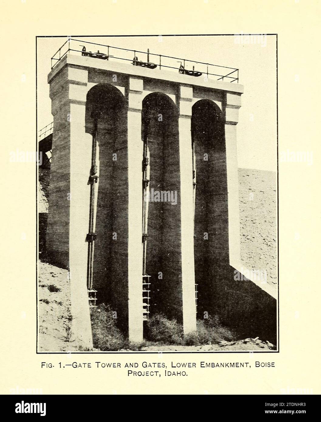 Cancelli e cancelli, Lower Embankment, progetto Boise, Idaho. Dal libro ' The storage of water for irrigation purposes' di Fortier, Samuel; Bixby, F. L; United States. Ufficio delle stazioni sperimentali; Stati Uniti. Dipartimento dell'Agricoltura Foto Stock