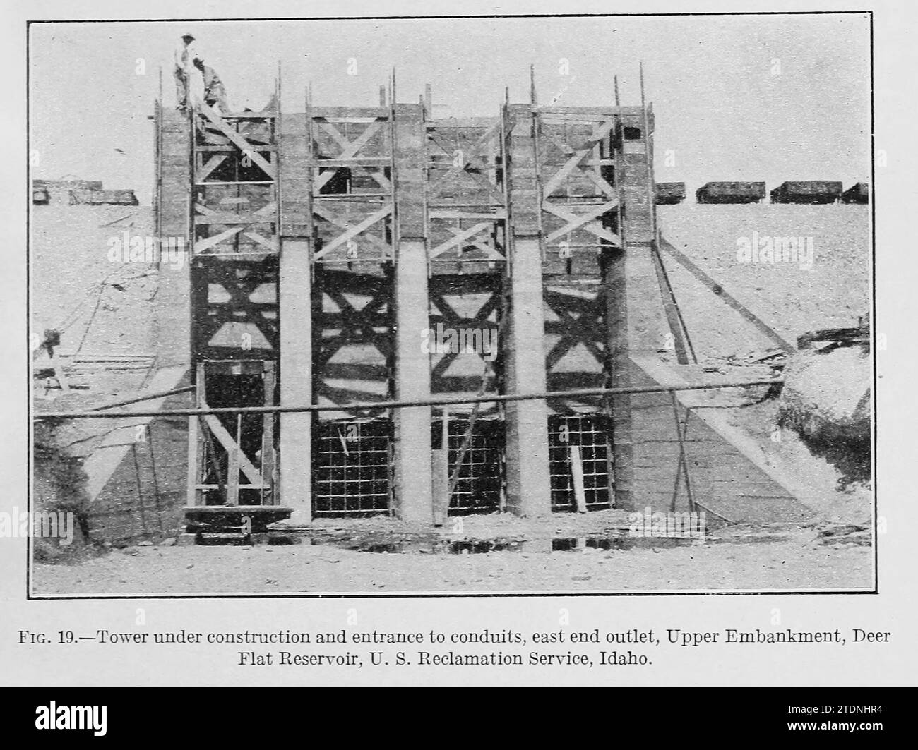 Torre in costruzione ed entrata ai condotti, uscita estremità est, Upper Embankment, Deer Flat Reservoir, Idaho dal libro ' The Storage of water for irrigation purposes' di Fortier, Samuel; Bixby, F. L; Stati Uniti. Ufficio delle stazioni sperimentali; Stati Uniti. Dipartimento dell'Agricoltura Foto Stock