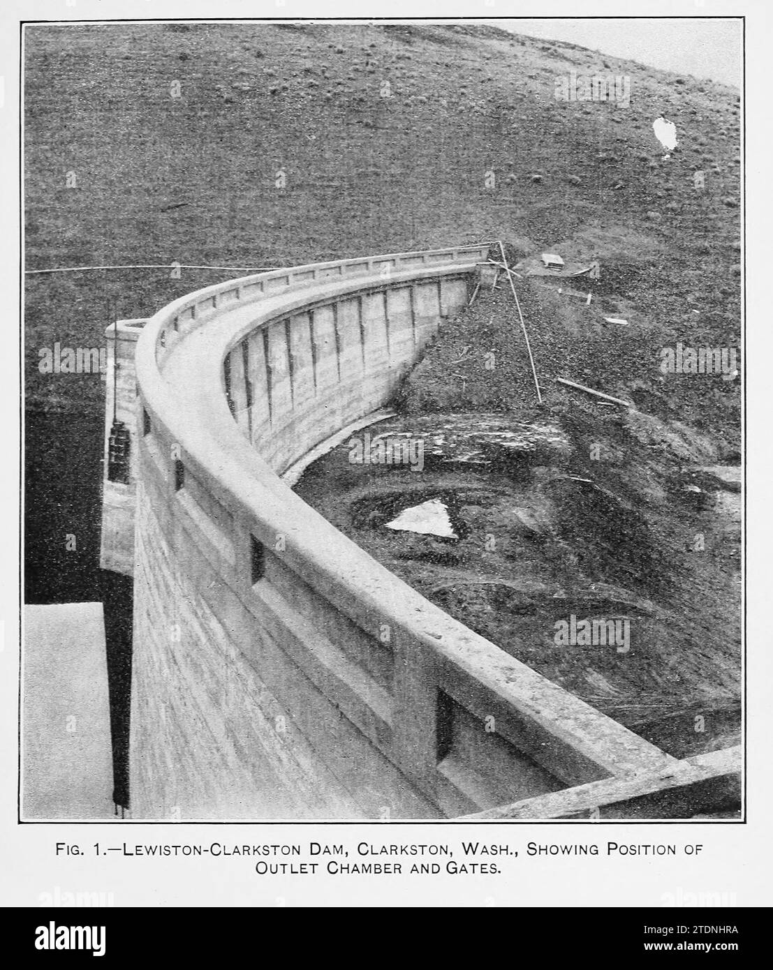 Lewiston-Clarkston Dam, Clarkston, Washington mostrando la posizione della camera di scarico e dei cancelli. Dal libro ' The storage of water for irrigation purposes' di Fortier, Samuel; Bixby, F. L; United States. Ufficio delle stazioni sperimentali; Stati Uniti. Dipartimento dell'Agricoltura Foto Stock