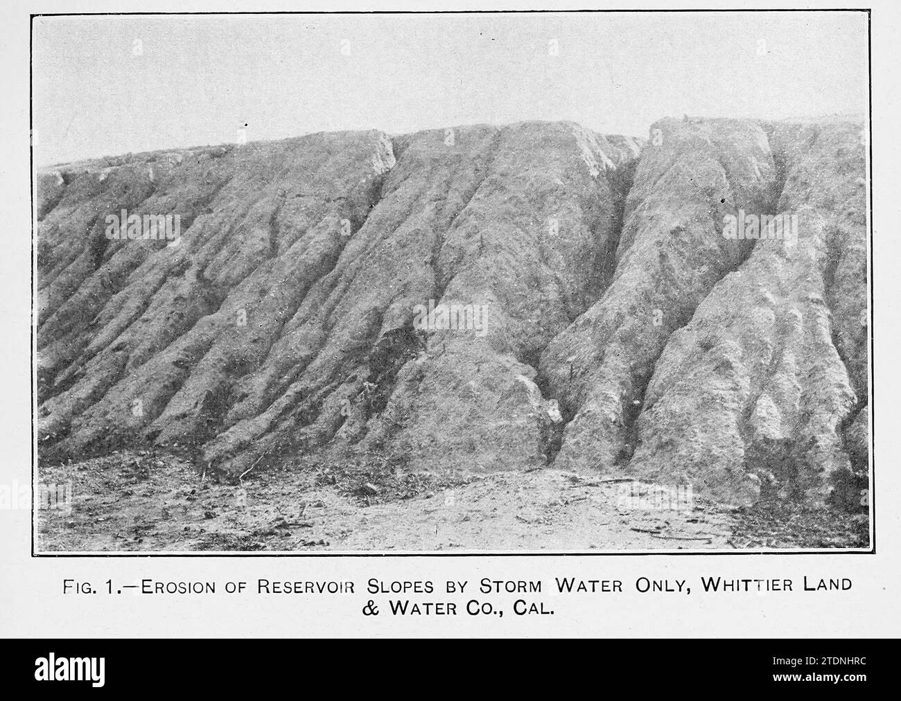 Erosione dei pendii dei bacini idrici solo dalle acque piovane, Whittier Land & Water Co., California. Dal libro ' The storage of water for irrigation purposes' di Fortier, Samuel; Bixby, F. L; United States. Ufficio delle stazioni sperimentali; Stati Uniti. Dipartimento dell'Agricoltura Foto Stock