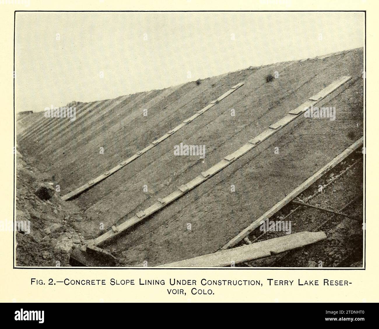 Rivestimento in calcestruzzo pendii in costruzione, Terry Lake Reservoir Colorado dal libro ' The Storage of water for irrigation purposes ' di Fortier, Samuel; Bixby, F. L; Stati Uniti. Ufficio delle stazioni sperimentali; Stati Uniti. Dipartimento dell'Agricoltura Foto Stock