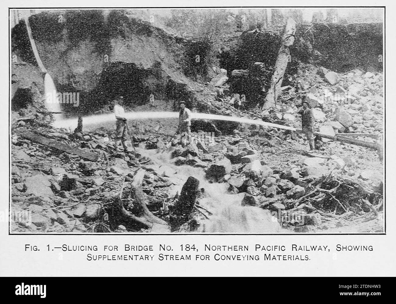 Sluicing for Bridge No. 184, Northern Pacific Railway, mostra un flusso supplementare per il trasporto di materiali. Dal libro ' The storage of water for irrigation purposes' di Fortier, Samuel; Bixby, F. L; United States. Ufficio delle stazioni sperimentali; Stati Uniti. Dipartimento dell'Agricoltura Foto Stock