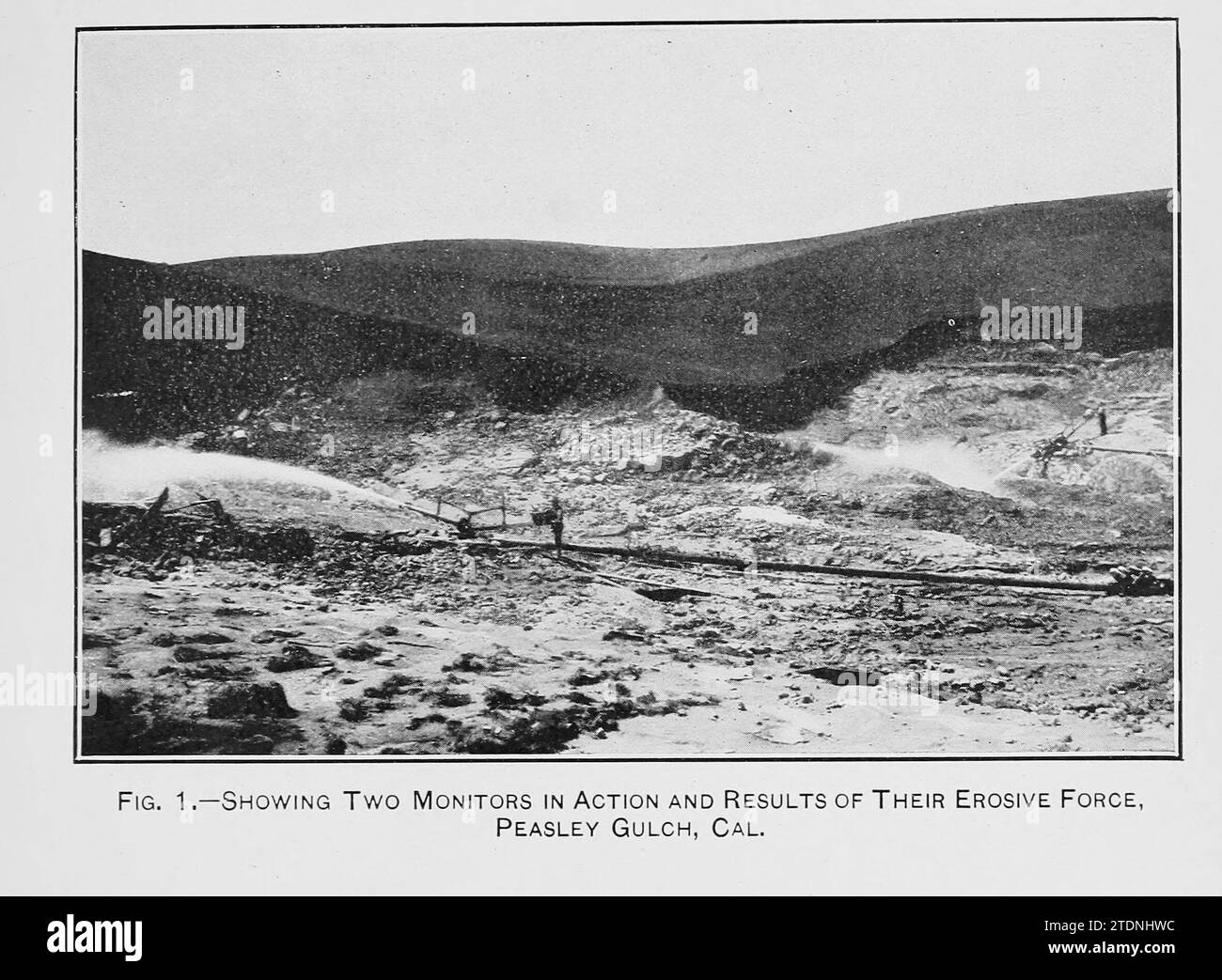 Mostrando due monitor in azione e i risultati della loro forza erosiva, Peasley Gulch, CA dal libro ' The storage of water for irrigation purposes' di Fortier, Samuel; Bixby, F. L; United States. Ufficio delle stazioni sperimentali; Stati Uniti. Dipartimento dell'Agricoltura Foto Stock