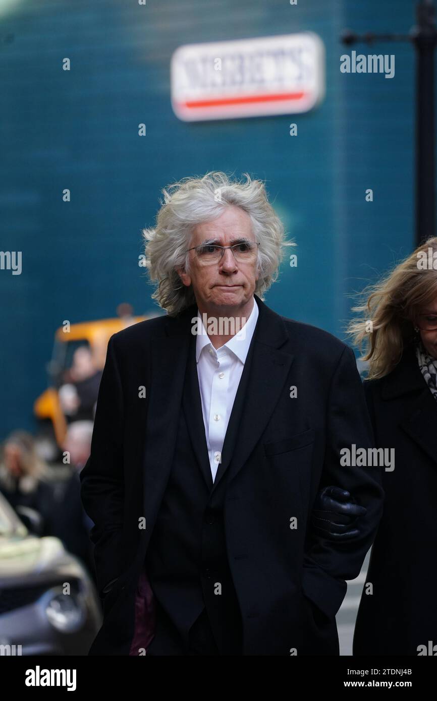 Il creatore di Brookside Phil Redmond assiste al funerale dell'ex attore Dean Sullivan alla Liverpool Parish Church (Our Lady and St Nicholas). Noto per aver interpretato Jimmy Corkhill nella soap opera di Mersey, l'attore e regista Liverpudlian morì all'età di 68 anni a seguito di una "breve malattia". Data immagine: Martedì 19 dicembre 2023. Foto Stock