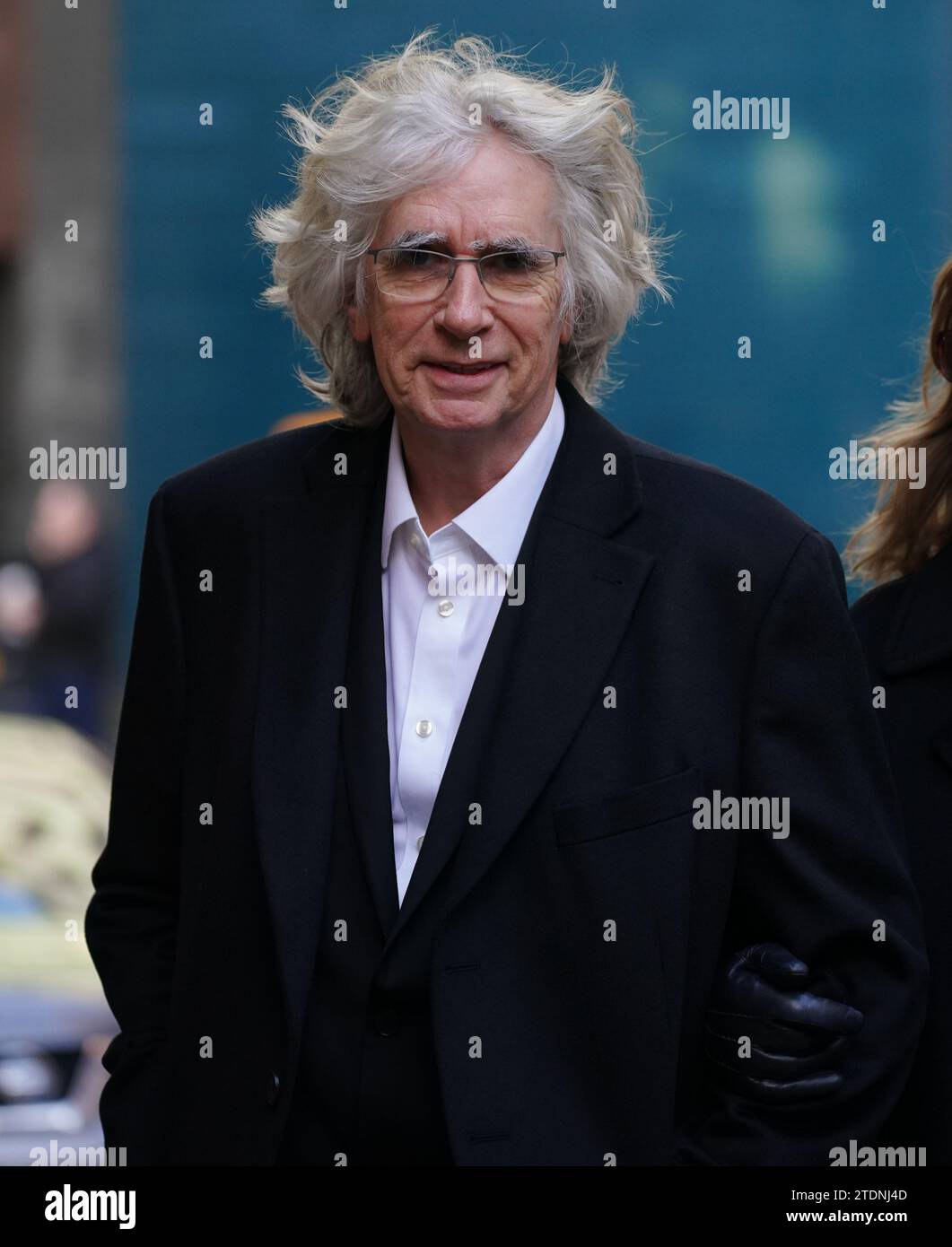 Il creatore di Brookside Phil Redmond assiste al funerale dell'ex attore Dean Sullivan alla Liverpool Parish Church (Our Lady and St Nicholas). Noto per aver interpretato Jimmy Corkhill nella soap opera di Mersey, l'attore e regista Liverpudlian morì all'età di 68 anni a seguito di una "breve malattia". Data immagine: Martedì 19 dicembre 2023. Foto Stock