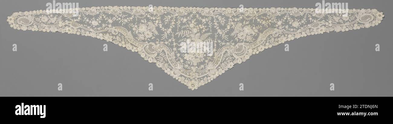 Fichu di lato misto con bouquet con campane blu, anonimo, c. 1850 - c. 1870 Fichu di colore naturale lato misto: Lato della bobina di Bruxelles con un ago di tenuta, lato a maglia fine. Questo tipo di pizzo è conosciuto anche con il nome di Point d'Angleterre. Un pezzo posteriore triangolare allargato scorre in punti stretti e arrotondati. Un nastro ondulato riempito di fette corre intorno, che è largo nella punta e stretto nel bordo superiore. Il nastro è composto da rocaille e C-Voluten. Il bordo butien è costituito da florets con cuori pavimentati. Il pezzo posteriore ha un mazennet (lato ago) cosparso di mosjes, su cui un grande b Foto Stock