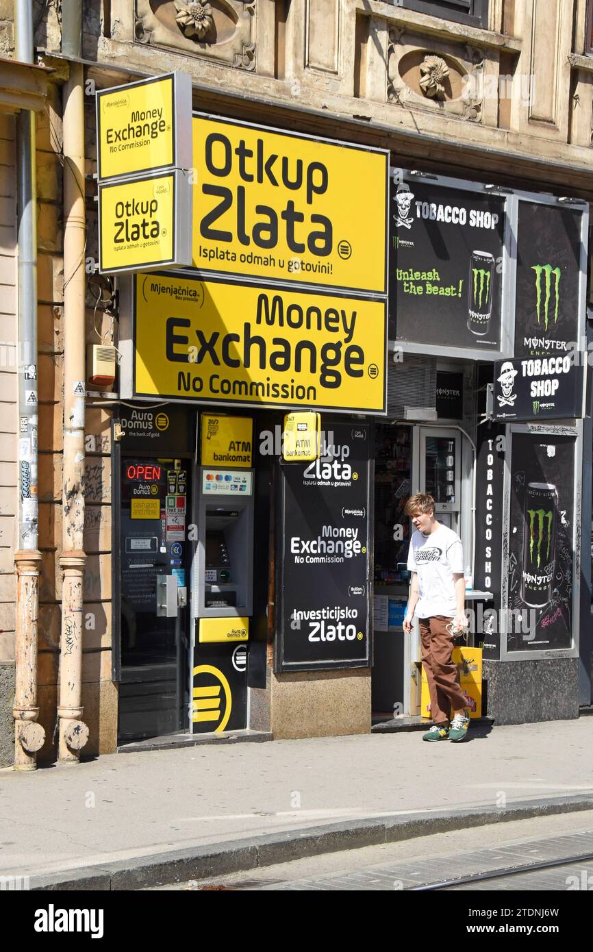 Un operatore di cambio valuta nella città vecchia, Zagabria, Croazia, maggio 2023 Foto Stock