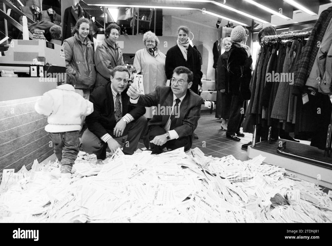 Sorteggi presso il negozio di abbigliamento De Lords Heemstede, Miscellaneous, Lottery, Heemstede, Paesi Bassi, 14-11-1988, Whizgle News from the Past, su misura per il futuro. Esplora le narrazioni storiche, l'immagine dell'agenzia olandese olandese con una prospettiva moderna, colmando il divario tra gli eventi di ieri e quelli di domani. Un viaggio senza tempo che delinea le storie che plasmano il nostro futuro Foto Stock