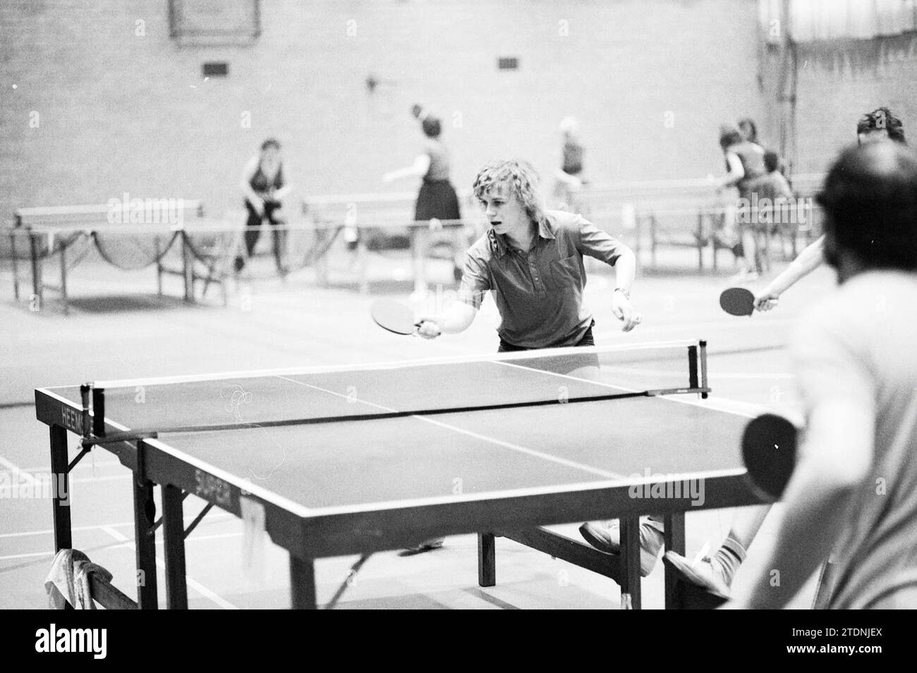 Ping-pong Akersloot., ping pong, 17-02-1974, Whizgle News from the Past, su misura per il futuro. Esplora le narrazioni storiche, l'immagine dell'agenzia olandese olandese con una prospettiva moderna, colmando il divario tra gli eventi di ieri e quelli di domani. Un viaggio senza tempo che delinea le storie che plasmano il nostro futuro Foto Stock