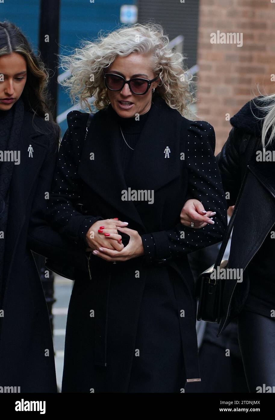 L'attrice Suzanne Collins (al centro) assiste al funerale dell'ex attore Dean Sullivan alla Liverpool Parish Church (Our Lady and St Nicholas). Noto per aver interpretato Jimmy Corkhill nella soap opera di Mersey, l'attore e regista Liverpudlian morì all'età di 68 anni a seguito di una "breve malattia". Data immagine: Martedì 19 dicembre 2023. Foto Stock