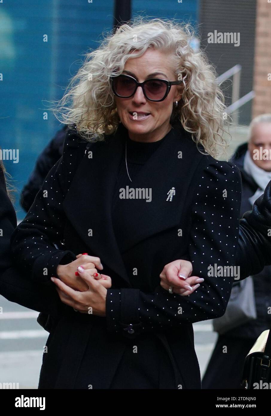L'attrice Suzanne Collins (al centro) assiste al funerale dell'ex attore Dean Sullivan alla Liverpool Parish Church (Our Lady and St Nicholas). Noto per aver interpretato Jimmy Corkhill nella soap opera di Mersey, l'attore e regista Liverpudlian morì all'età di 68 anni a seguito di una "breve malattia". Data immagine: Martedì 19 dicembre 2023. Foto Stock