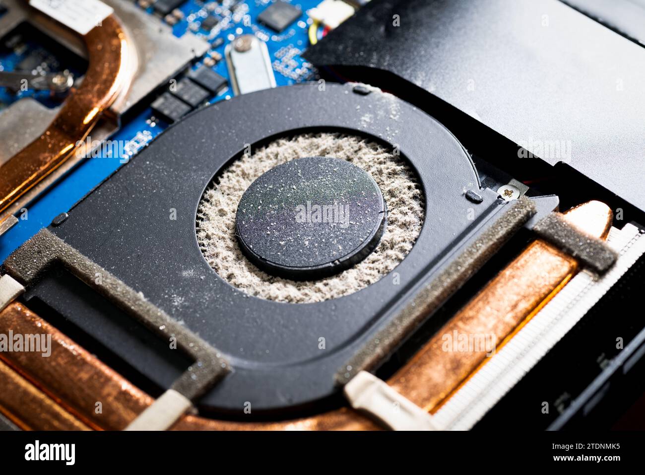 Ventola del computer portatile sporca piena di polvere e deve essere pulita Foto Stock
