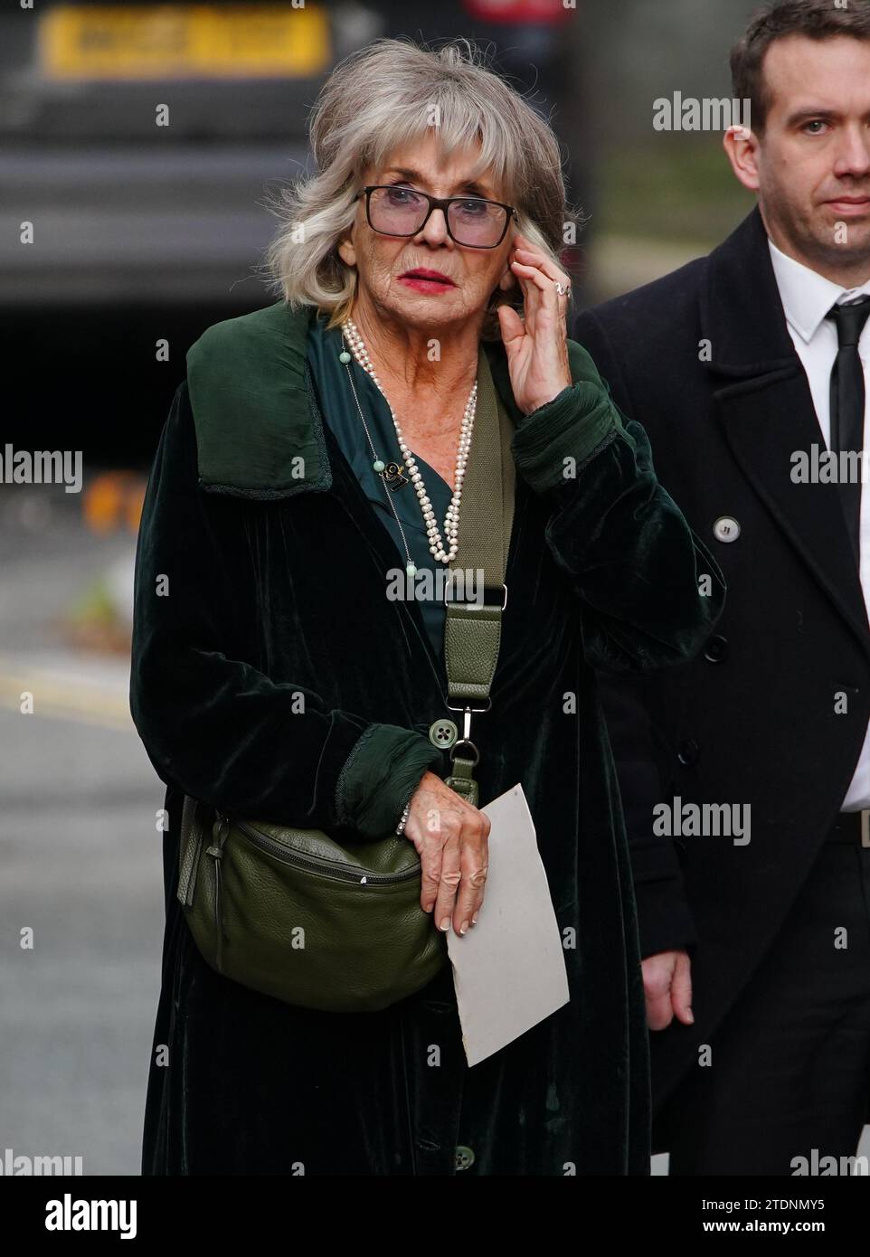L'attrice sue Johnston arriva per il funerale dell'ex attore di Brookside Dean Sullivan alla chiesa parrocchiale di Liverpool (nostra Signora e San Nicola). Noto per aver interpretato Jimmy Corkhill nella soap opera di Mersey, l'attore e regista Liverpudlian morì all'età di 68 anni a seguito di una "breve malattia". Data immagine: Martedì 19 dicembre 2023. Foto Stock