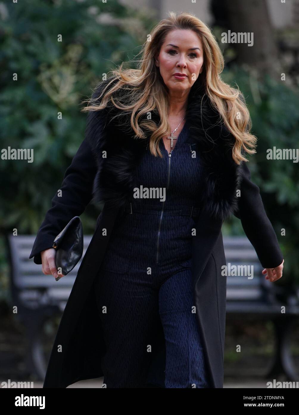 L'attrice Claire Sweeney arriva per il funerale dell'ex attore di Brookside Dean Sullivan alla chiesa parrocchiale di Liverpool (nostra Signora e San Nicola). Noto per aver interpretato Jimmy Corkhill nella soap opera di Mersey, l'attore e regista Liverpudlian morì all'età di 68 anni a seguito di una "breve malattia". Data immagine: Martedì 19 dicembre 2023. Foto Stock