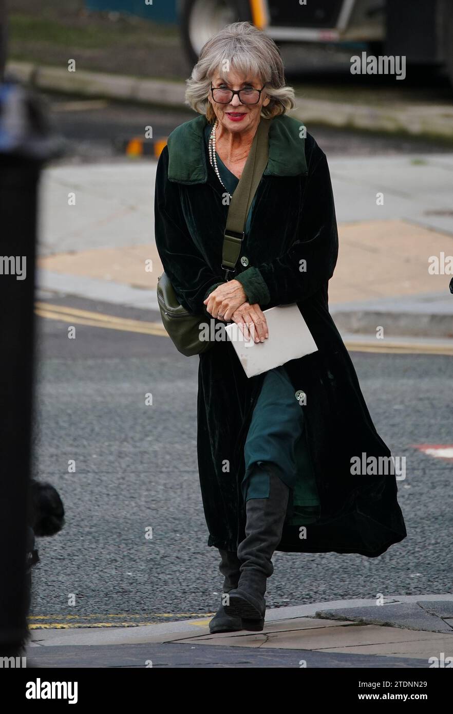 L'attrice sue Johnston arriva per il funerale dell'ex attore di Brookside Dean Sullivan alla chiesa parrocchiale di Liverpool (nostra Signora e San Nicola). Noto per aver interpretato Jimmy Corkhill nella soap opera di Mersey, l'attore e regista Liverpudlian morì all'età di 68 anni a seguito di una "breve malattia". Data immagine: Martedì 19 dicembre 2023. Foto Stock