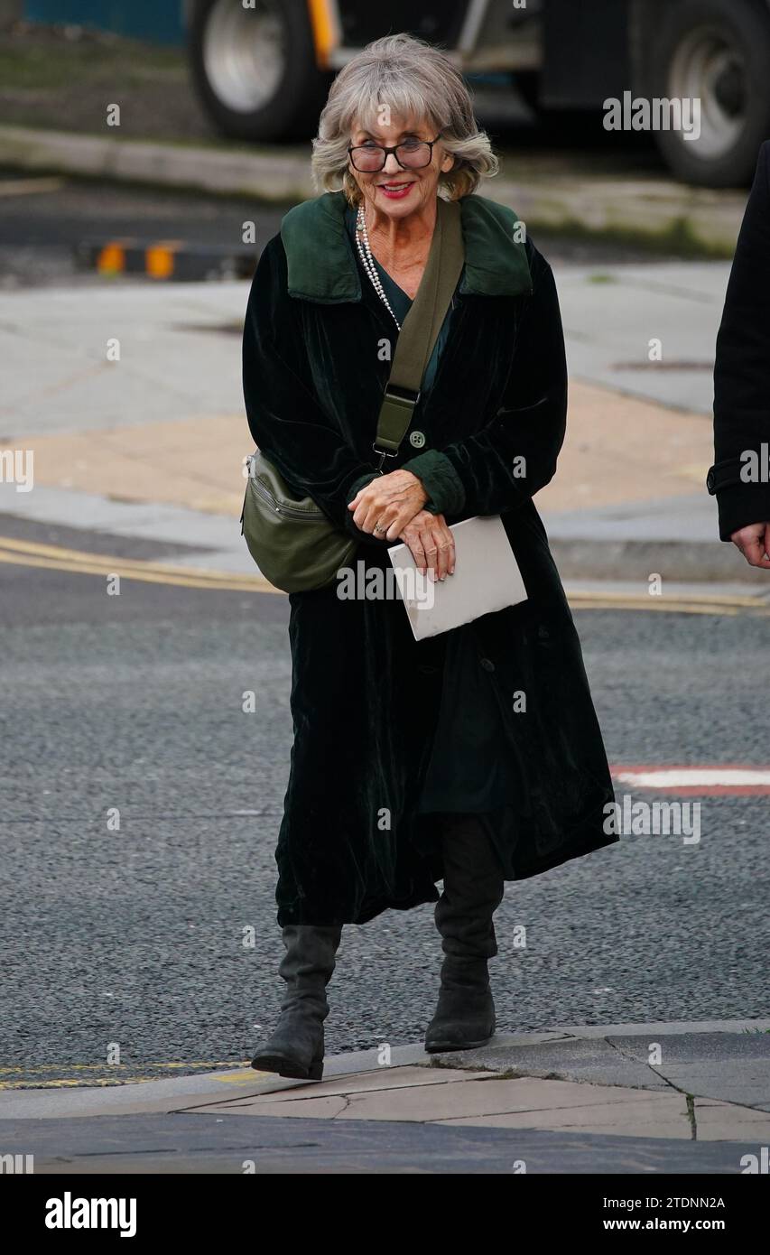 L'attrice sue Johnston arriva per il funerale dell'ex attore di Brookside Dean Sullivan alla chiesa parrocchiale di Liverpool (nostra Signora e San Nicola). Noto per aver interpretato Jimmy Corkhill nella soap opera di Mersey, l'attore e regista Liverpudlian morì all'età di 68 anni a seguito di una "breve malattia". Data immagine: Martedì 19 dicembre 2023. Foto Stock