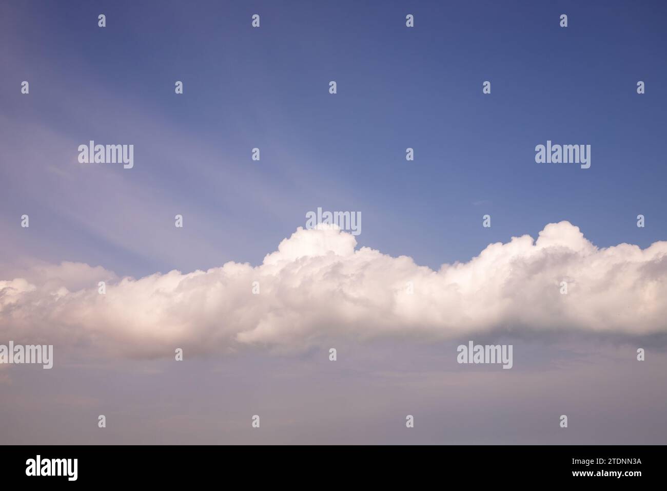 Bellissimo il bianco delle nuvole nel cielo azzurro. Foto Stock
