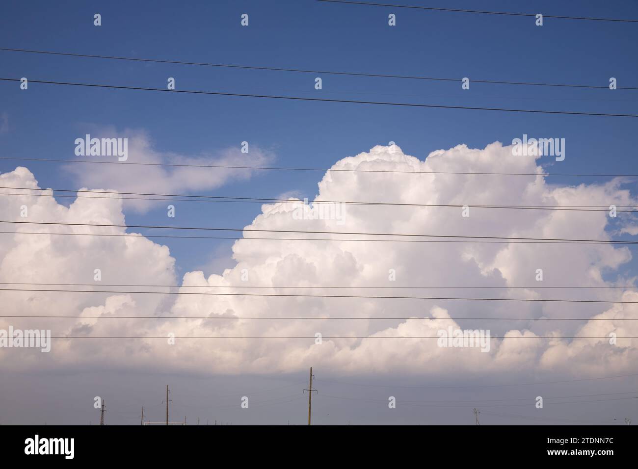 Bellissime nuvole bianche con cavi di alimentazione. Foto Stock