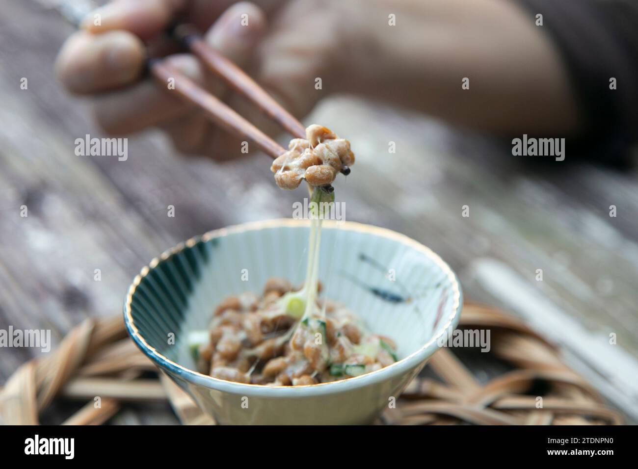 Il Nattō, nato o hiragana è un cibo tradizionale giapponese a base di