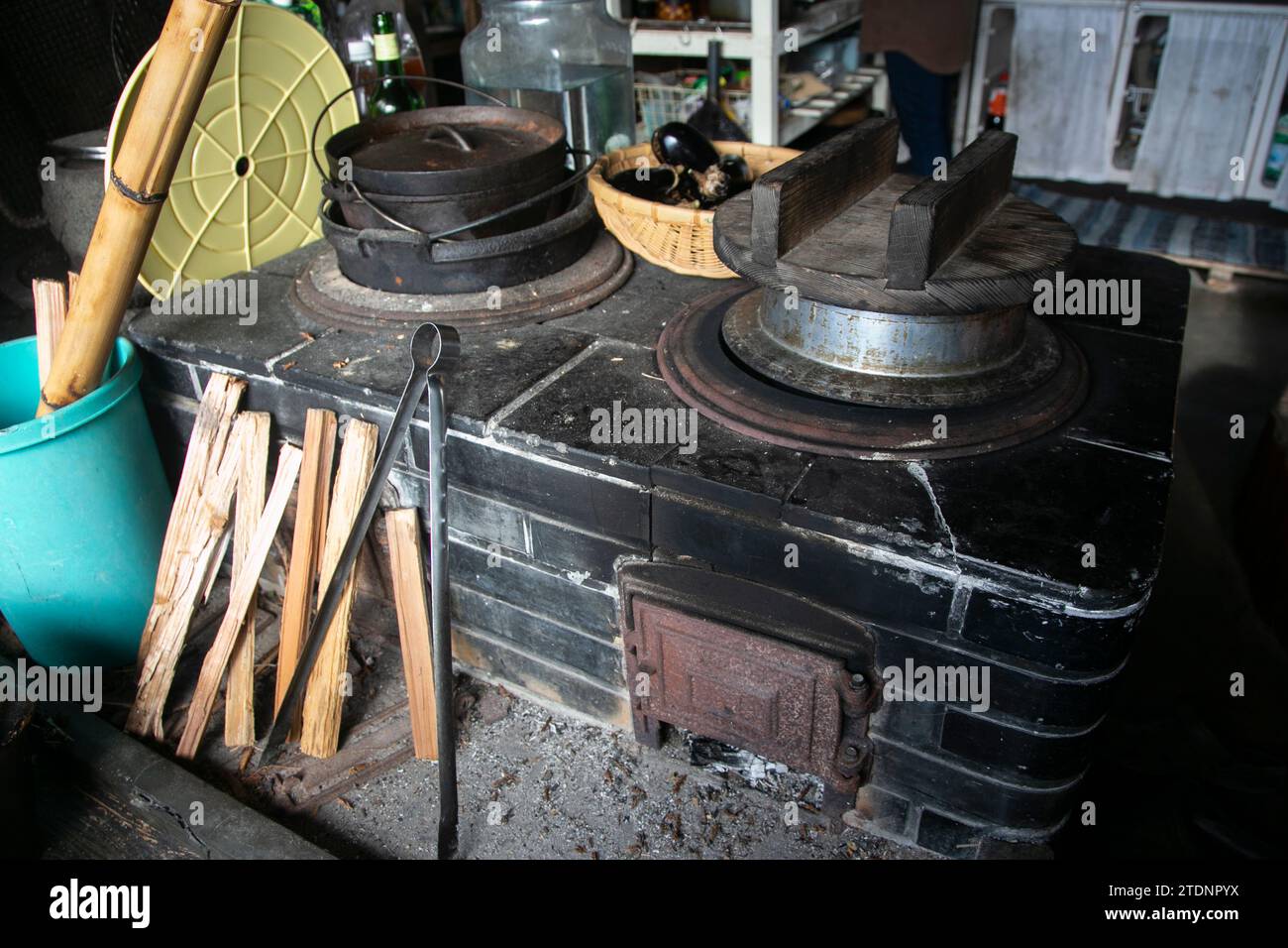 Vecchia cucina giapponese a legna in una casa di montagna a Wakayama. Foto Stock