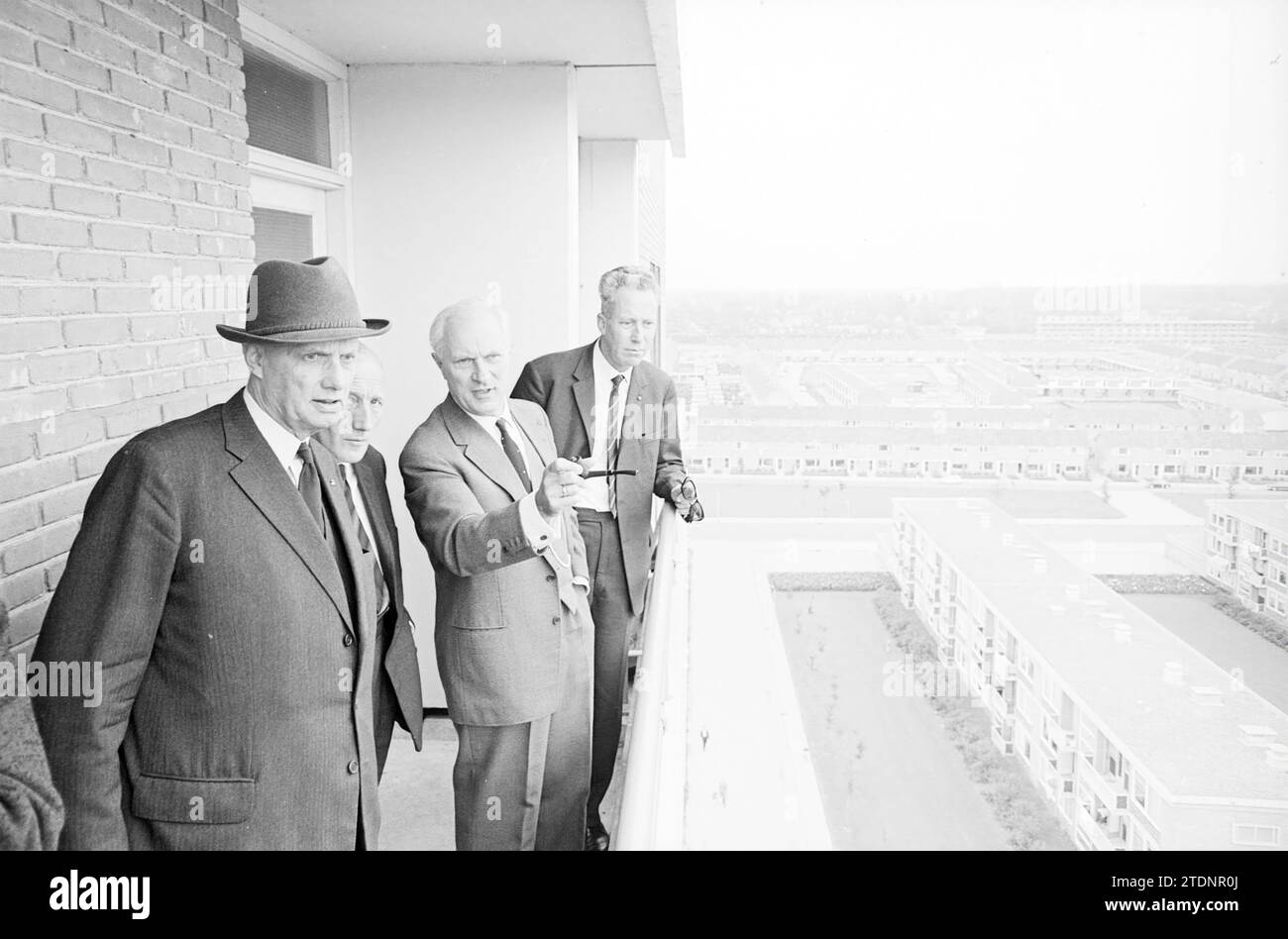 B&W van Haarlem tour attraverso Schalkwijk, consigli municipali, alloggi, 25-09-1964, Whizgle News from the Past, su misura per il futuro. Esplora le narrazioni storiche, l'immagine dell'agenzia olandese olandese con una prospettiva moderna, colmando il divario tra gli eventi di ieri e quelli di domani. Un viaggio senza tempo che delinea le storie che plasmano il nostro futuro Foto Stock