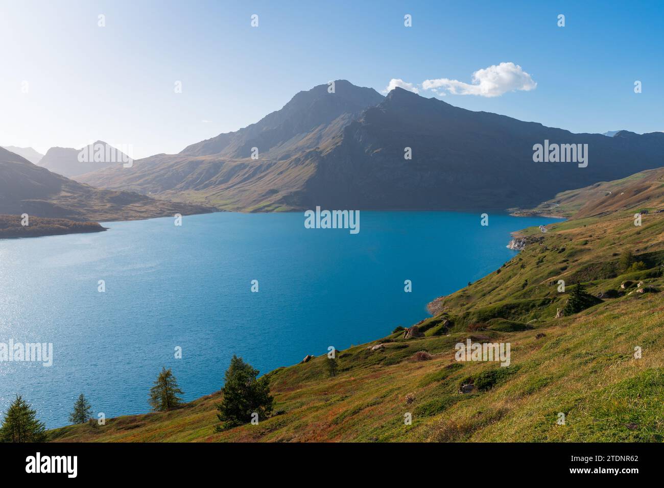 Monte Cenis (Moncenisio), lago e vetta montuosa (Val-Cenis), cielo blu e luce soffusa, riva e acqua limpida Foto Stock