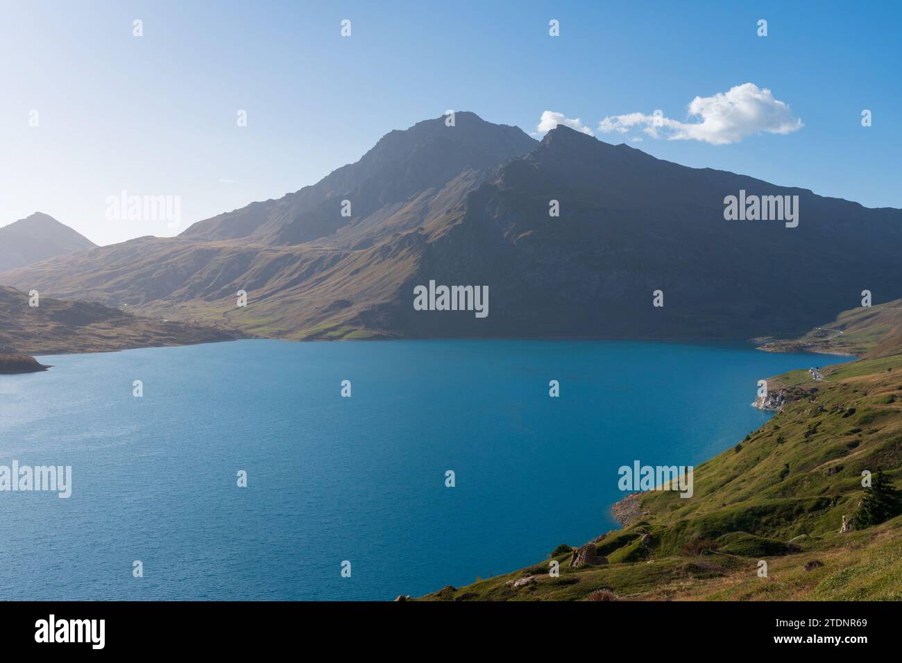 Monte Cenis (Moncenisio), lago e vetta montuosa (Val-Cenis), cielo blu, luce soffusa, riva e acqua limpida Foto Stock