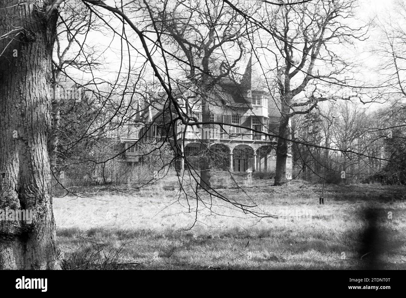 Esterno Villa Eikenrode Herenweg, Prinsenlaan Heemstede, esterno, Case e costruzione di case, Heemstede, Prinsenlaan, Paesi Bassi, 30-03-1989, Whizgle News dal passato, su misura per il futuro. Esplora le narrazioni storiche, l'immagine dell'agenzia olandese olandese con una prospettiva moderna, colmando il divario tra gli eventi di ieri e quelli di domani. Un viaggio senza tempo che delinea le storie che plasmano il nostro futuro Foto Stock