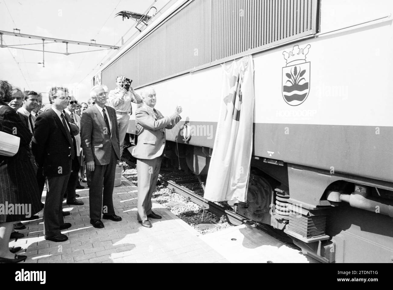 Apertura dello scalo ferroviario di Hoofddorp da parte del sindaco Aad van Dulst. Apertura, apertura, messa in servizio, Ferrovie, Hoofddorp, paesi Bassi, 21-05-1986, Whizgle News from the Past, su misura per il futuro. Esplora le narrazioni storiche, l'immagine dell'agenzia olandese olandese con una prospettiva moderna, colmando il divario tra gli eventi di ieri e quelli di domani. Un viaggio senza tempo che delinea le storie che plasmano il nostro futuro Foto Stock