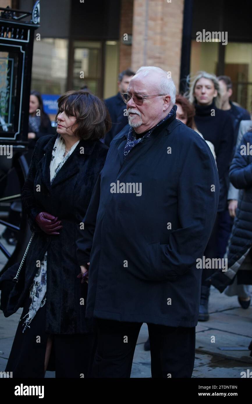 L'attore Michael Starkey al funerale dell'ex attore Dean Sullivan a Brookside presso la chiesa parrocchiale di Liverpool (Our Lady and St Nicholas). Noto per aver interpretato Jimmy Corkhill nella soap opera di Mersey, l'attore e regista Liverpudlian morì all'età di 68 anni a seguito di una "breve malattia". Data immagine: Martedì 19 dicembre 2023. Foto Stock