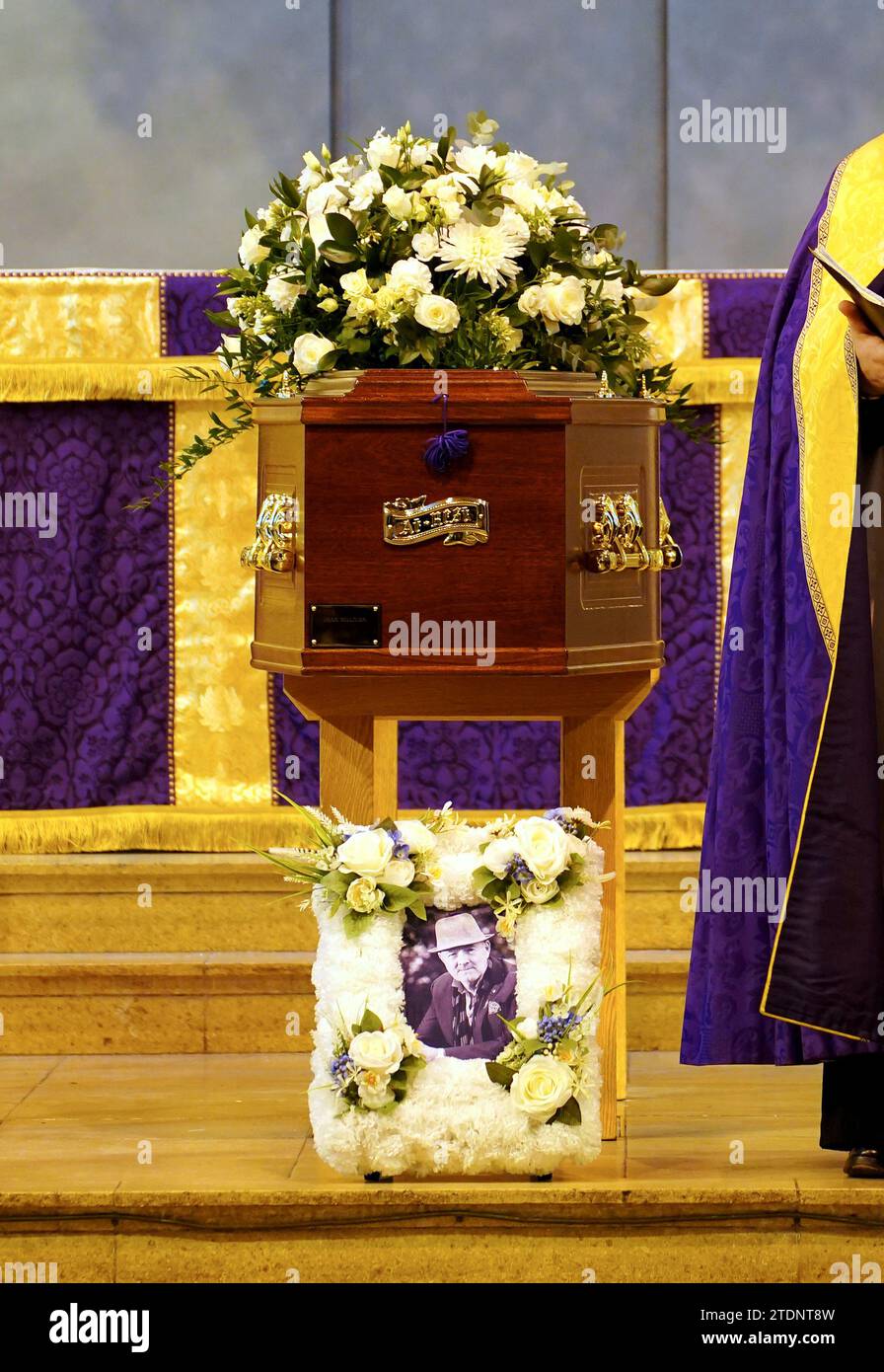 Il servizio funebre per l'ex attore di Brookside Dean Sullivan alla Liverpool Parish Church (nostra Signora e San Nicola). Noto per aver interpretato Jimmy Corkhill nella soap opera di Mersey, l'attore e regista Liverpudlian morì all'età di 68 anni a seguito di una "breve malattia". Data immagine: Martedì 19 dicembre 2023. Foto Stock