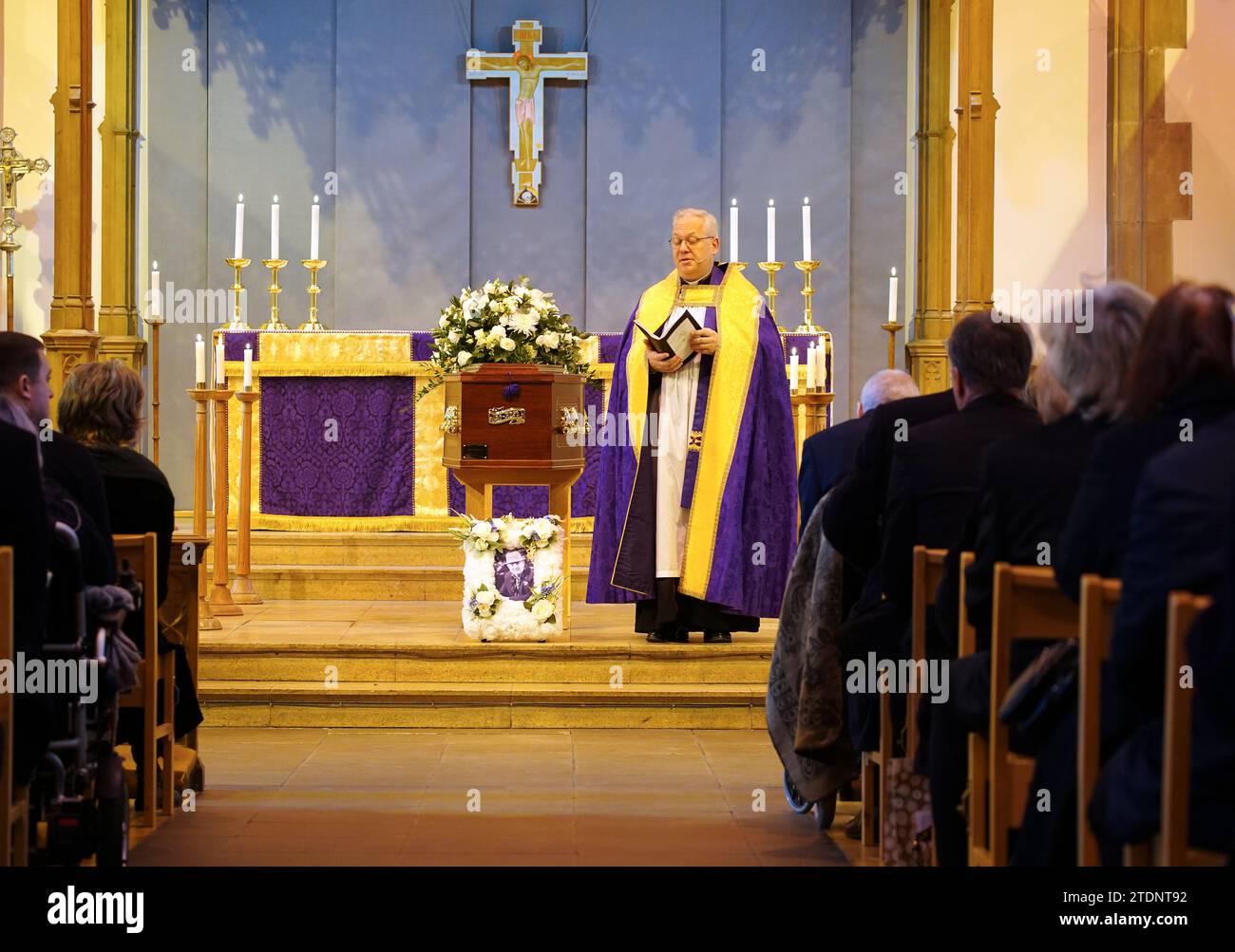 Il servizio funebre per l'ex attore di Brookside Dean Sullivan alla Liverpool Parish Church (nostra Signora e San Nicola). Noto per aver interpretato Jimmy Corkhill nella soap opera di Mersey, l'attore e regista Liverpudlian morì all'età di 68 anni a seguito di una "breve malattia". Data immagine: Martedì 19 dicembre 2023. Foto Stock