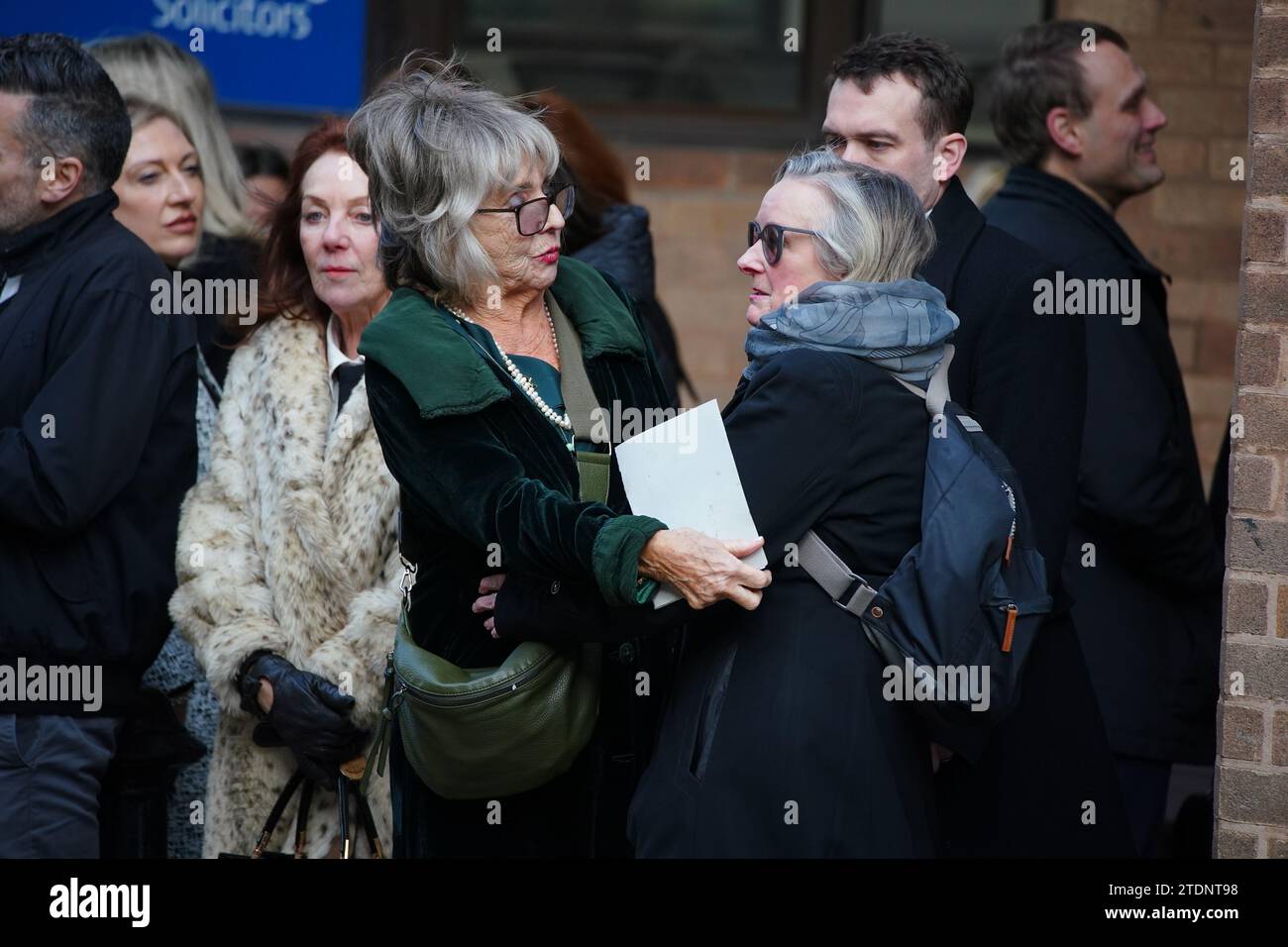 L'attrice sue Johnston (a sinistra) arriva per il funerale dell'ex attore Dean Sullivan a Liverpool Parish Church (Our Lady and St Nicholas). Noto per aver interpretato Jimmy Corkhill nella soap opera di Mersey, l'attore e regista Liverpudlian morì all'età di 68 anni a seguito di una "breve malattia". Data immagine: Martedì 19 dicembre 2023. Foto Stock
