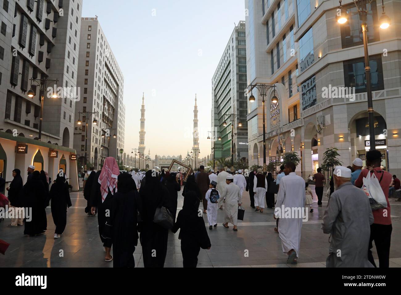 Musulmani in viaggio verso la Moschea dei Profeti a Medina in Arabia Saudita Foto Stock