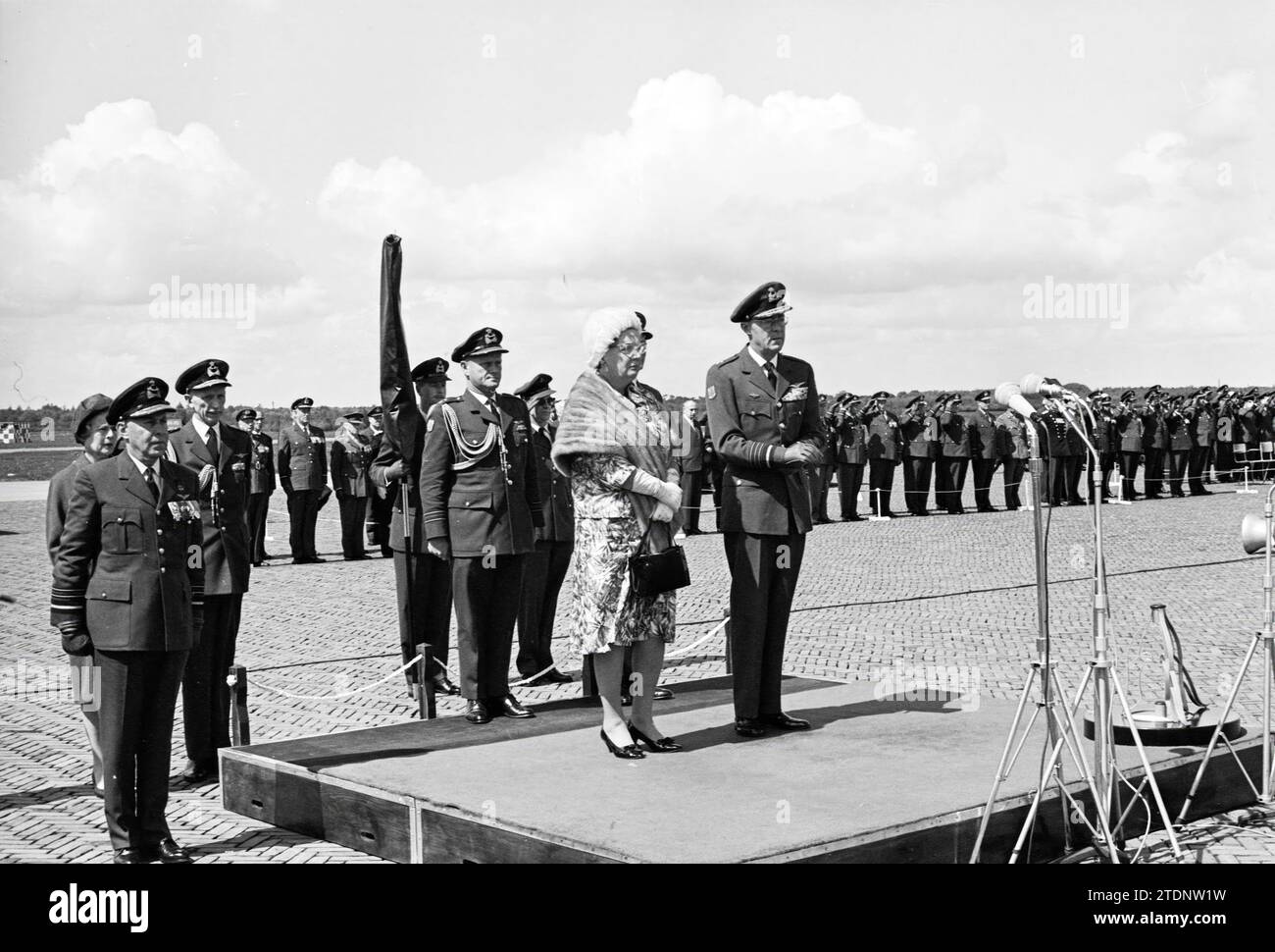 Presentazione dello striscione alla Royal Air Force da parte di H.M. The Queen alla base aerea di Soesterberg, Air Force and ALARM, 19-05-1965, Whizgle News from the Past, su misura per il futuro. Esplora le narrazioni storiche, l'immagine dell'agenzia olandese olandese con una prospettiva moderna, colmando il divario tra gli eventi di ieri e quelli di domani. Un viaggio senza tempo che delinea le storie che plasmano il nostro futuro Foto Stock